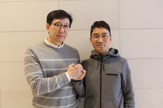 김재형 비즈모델라인 대표와 양재봉 MCC 대표가 협약 후 손을 맞잡고 있다.   비즈모델라인 제공